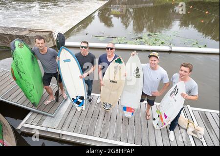 PRODUKTION - 12. Juli 2021, Hessen, Gießen: Die Initiatoren der Lahnwelle, Jan (l-r), Holger, Paul, Jan-Ole und Daniel, Stand am Wehr, wo die Surfwelle entstehen soll. (An dpa: 'Hessen statt Hawaii: 'Lahnwelle' sollte die Surfszene anziehen') Foto: Sebastian Gollnow/dpa Stockfoto