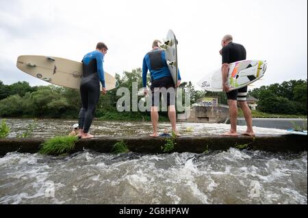 PRODUKTION - 12. Juli 2021, Hessen, Gießen: Surfer stehen am Wehr, wo die Surfwelle entstehen soll. (An dpa: 'Hessen statt Hawaii: 'Lahn-Welle' sollte Surfszene anziehen') Foto: Sebastian Gollnow/dpa Stockfoto