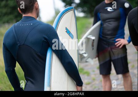 PRODUKTION - 12. Juli 2021, Hessen, Gießen: Surfer stehen am Wehr, wo die Surfwelle entstehen soll. (An dpa: 'Hessen statt Hawaii: 'Lahn-Welle' sollte Surfszene anziehen') Foto: Sebastian Gollnow/dpa Stockfoto