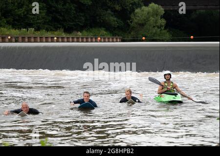 PRODUKTION - 12. Juli 2021, Hessen, Gießen: Surfer und Kajaker fahren am Wehr, wo die Surfwelle entstehen soll. (An dpa: 'Hessen statt Hawaii: 'Lahn-Welle' sollte Surfszene anziehen') Foto: Sebastian Gollnow/dpa Stockfoto