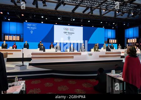 (210721) -- TOKIO, 21. Juli 2021 (Xinhua) -- Mitglieder des Internationalen Olympischen Komitees (IOC) nehmen am 20. Juli 2021 an der 138. IOC-Sitzung in Tokio, Japan, Teil. Der Schritt, das olympische Motto „schneller, höher, stärker“ um „gemeinsam“ zu ergänzen, wurde bei der 138. IOC-Sitzung hier am Dienstag einstimmig beschlossen. (IOC/Handout über Xinhua) Stockfoto