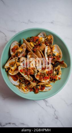 Lala oder Salzwassermuscheln gekocht würzigen Sambal mit Garnelenpaste oder Belacan. Es hat eine dünne Schale mit länglicher Form. Auch bekannt als Paphia Textile. Stockfoto