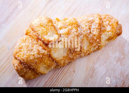 Katalanisches süßes Brötchen mit Puderzucker und Zucker. Stockfoto