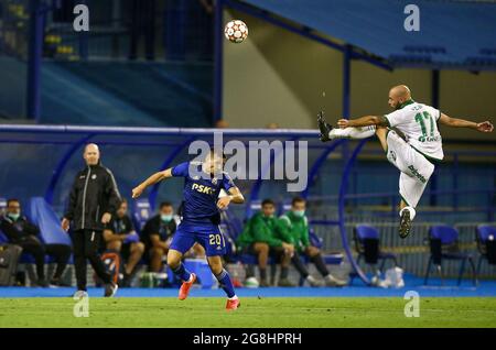 (210721) -- ZAGREB, 21. Juli 2021 (Xinhua) -- Limim Kastrati (L-Front) von Dinamo Zagreb steht mit Jan Lecjaks von Omonoia während eines zweiten Qualifikationsrundspiel der UEFA Champions League zwischen Dinamo Zagreb und Omonoia in Zagreb, Kroatien, am 20. Juli 2021, auf. (Josip Regovic/Pixsell über Xinhua) Stockfoto