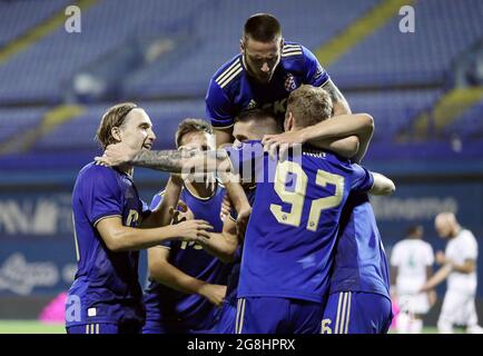 (210721) -- ZAGREB, 21. Juli 2021 (Xinhua) -- die Spieler von Dinamo Zagreb feiern den Torstand während eines zweiten Qualifikationsrunden-Spiels der UEFA Champions League zwischen Dinamo Zagreb und Omonoia in Zagreb, Kroatien, 20. Juli 2021. (Josip Regovic/Pixsell über Xinhua) Stockfoto