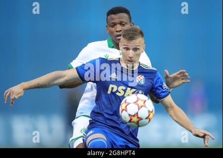 (210721) -- ZAGREB, 21. Juli 2021 (Xinhua) -- Mislav Orsic (vorne) von Dinamo Zagreb steht mit Abdullahi Shehu von Omonoia während eines zweiten Qualifikationsrunden-Spiels der UEFA Champions League zwischen Dinamo Zagreb und Omonoia in Zagreb, Kroatien, am 20. Juli 2021 auf. (Josip Regovic/Pixsell über Xinhua) Stockfoto