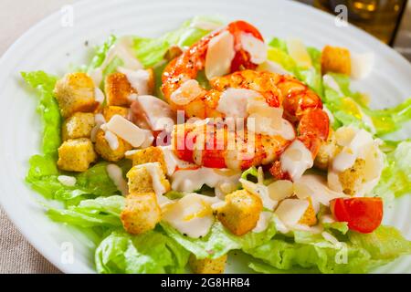 Caesar Salat mit Garnelen Stockfoto