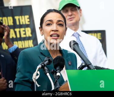 Washington, Usa. Juli 2021. Die US-Vertreterin Alexandria Ocasio-Cortez (D-NY) spricht auf einer Pressekonferenz, auf der Senat und Demokraten im Repräsentantenhaus ihre Unterstützung für die Schaffung eines zivilen Klimakorps zum Ausdruck brachten. Kredit: SOPA Images Limited/Alamy Live Nachrichten Stockfoto