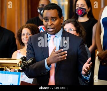 Washington, Usa. Juli 2021. Der US-Repräsentant Joe Neguse (D-CO) spricht auf einer Pressekonferenz über die Kindersteuergutschrift. Kredit: SOPA Images Limited/Alamy Live Nachrichten Stockfoto