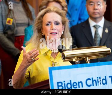 Washington, Usa. Juli 2021. Die US-Vertreterin Debbie Dingell (D-MI) spricht auf einer Pressekonferenz über die Kindersteuergutschrift. Kredit: SOPA Images Limited/Alamy Live Nachrichten Stockfoto