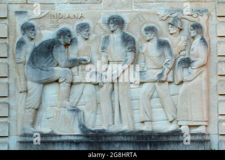 Skulptur mit Bas-Relief (Schnitzerei) im Besucherzentrum, Lincoln Boyhood National Memorial, Indiana Stockfoto