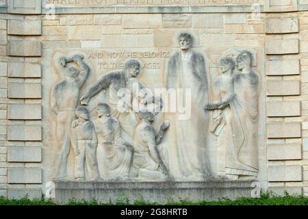 Skulptur mit Bas-Relief (Schnitzerei) im Besucherzentrum, Lincoln Boyhood National Memorial, Indiana Stockfoto