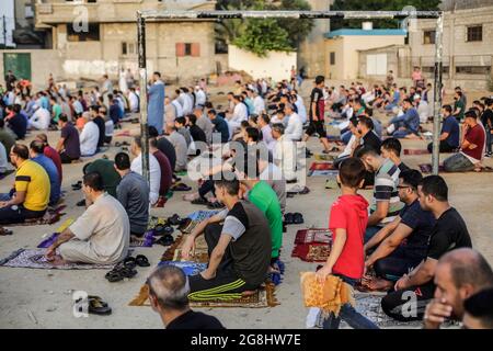 Gaza, Palästina. Juli 2021. Palästinensische Muslime beten auf einem Platz, am ersten Tag von Eid al-Adha, der von Muslimen auf der ganzen Welt gefeiert wird, und am Ende der jährlichen Wallfahrt in die heilige Stadt Saudi-Arabiens in Mekka, in Erinnerung an Abrahams Bereitschaft, seinen Sohn Gott zu opfern. (Foto von Mahmoud Issa/SOPA Images/Sipa USA) Quelle: SIPA USA/Alamy Live News Stockfoto
