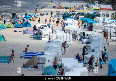 Zinnowitz, Deutschland. Juli 2021. Urlauber und Tagesausflügler nutzen das teilweise sonnige Wetter am Strand auf der Ostseeinsel Usedom. Hotels, Pensionen und Campingplätze in Mecklenburg-Vorpommern sind in den kommenden Wochen gut ausgebucht. Nach Angaben des Tourismusverbandes könnte sich die Saison wie im vergangenen Jahr bis in den September erstrecken. Quelle: Jens Büttner/dpa-Zentralbild/dpa/Alamy Live News Stockfoto