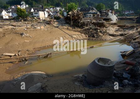 Rech, Deutschland. Juli 2021. Die Überschwemmung spülte aus und zerstörte die Versorgungsleitungen im Dorf im Ahrtal. Quelle: Thomas Frey/dpa/Alamy Live News Stockfoto