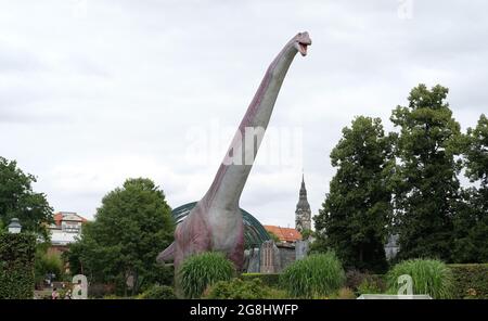 Leipzig, Deutschland. Juli 2021. Ein Modell des Argentinosaurus ist im Leipziger Zoo zu sehen. Das lebensgroße Bild ist Teil der Ausstellung "das gigantisches Dinosaurier-Abenteuer", die dort gezeigt wird. Don Lessem, Paläontologe und Autor, war Kurator der Ausstellung und arbeitete auch als Berater für den Film Jurassic Park. Quelle: Sebastian Willnow/dpa-Zentralbild/dpa/Alamy Live News Stockfoto