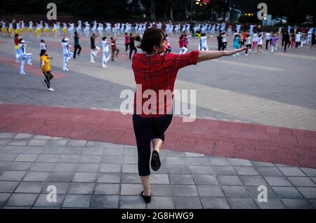 Peking, China. Juli 2021. Rentner tanzen im Chaoyang Park in Peking, China am 20/07/2021 China führt Steuererleichterungen und flexiblen Arbeitsurlaub ein, um Geburten zu fördern. Im Jahr 2020 gab es 12 Millionen Neugeborene, was die niedrigste Zahl von Geburten seit den 1960er Jahren war. Demographen projizieren, dass bis 2050 die über 60-jährige Bevölkerung ein Drittel der countrys-Gesamtbevölkerung ausmachen könnte. Von Wiktor Dabkowski Credit: dpa/Alamy Live News Stockfoto