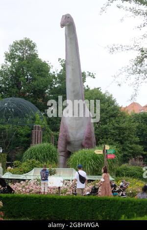 Leipzig, Deutschland. Juli 2021. Ein Modell des Argentinosaurus ist im Leipziger Zoo zu sehen. Das lebensgroße Bild ist Teil der Ausstellung "das gigantisches Dinosaurier-Abenteuer", die dort gezeigt wird. Don Lessem, Paläontologe und Autor, war Kurator der Ausstellung und arbeitete auch als Berater für den Film Jurassic Park. Quelle: Sebastian Willnow/dpa-Zentralbild/dpa/Alamy Live News Stockfoto