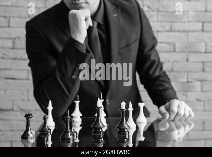 Mann spielt Schach auf Glastisch, Nahaufnahme Stockfoto