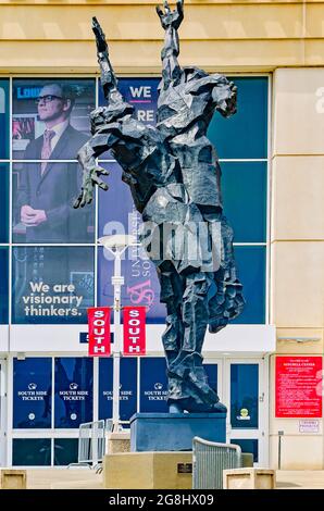 Das Mitchell Center der University of South Alabama ist mit „Challenge“, einer Basketball-Skulptur des Bildhauers Gail Folwell in Mobile, Alabama, abgebildet Stockfoto