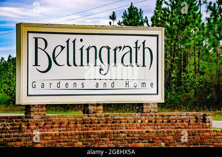 Am Eingang zu Bellingrath Gardens and Home, 18. Juli 2021, in Theodore, Alabama, steht ein Schild. Stockfoto