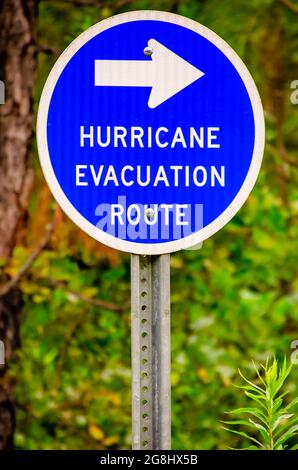 Ein Schild mit einer Hurrikan-Evakuierungsroute weist die Fahrer auf der Bellingrath Road in Richtung Interstate, 18. Juli 2021, in Theodore, Alabama. Stockfoto
