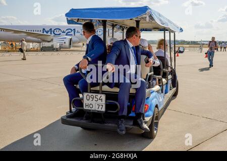 Schukowski, Russland. Juli 2021. Besucher an einem Elektrofahrzeug während der Arbeiten des XV. Internationalen Luft- und Raumfahrtsalons MAKS-2021, der vom Präsidenten der Russischen Föderation, Wladimir Putin, eröffnet wurde. MAKS (International Air and Space Salon) ist eine alle zwei Jahre stattfindende internationale Luftfahrtausstellung auf dem Zhukovsky International Airport und ein traditioneller Marktplatz für die russische Verteidigungs- und kommerzielle Luft- und Raumfahrtindustrie. (Foto von Mihail Siergiejevicz/SOPA IMAG/Sipa USA) Quelle: SIPA USA/Alamy Live News Stockfoto