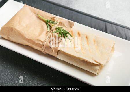 Teller mit leckeren Döner Kebab auf dem Tisch, Nahaufnahme Stockfoto