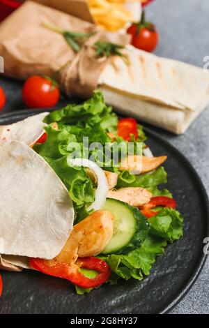 Teller mit leckeren Döner Kebab auf dem Tisch, Nahaufnahme Stockfoto