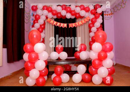 Nahaufnahme der Bund rot weiß Ballons dekorativ für Geburtstag über unscharf rosa braunen Hintergrund. Stockfoto