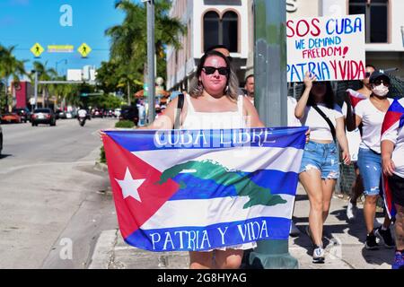 Miami, Usa. Juli 2021. Ein Protestler, der mit einer kubanischen Flagge bei einer Demonstration für die kubanische Freiheit in La Peque'a Habana marschierte. (Foto von Fernando Oduber/SOPA Images/Sipa USA) Quelle: SIPA USA/Alamy Live News Stockfoto