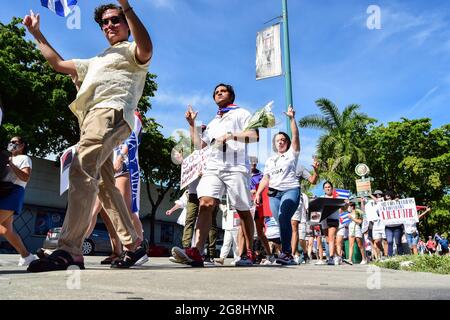 Miami, Usa. Juli 2021. Studenten kubanischer Eltern marschieren während einer Demonstration für die kubanische Freiheit in La Peque'a Habana zu Gesten. (Foto von Fernando Oduber/SOPA Images/Sipa USA) Quelle: SIPA USA/Alamy Live News Stockfoto