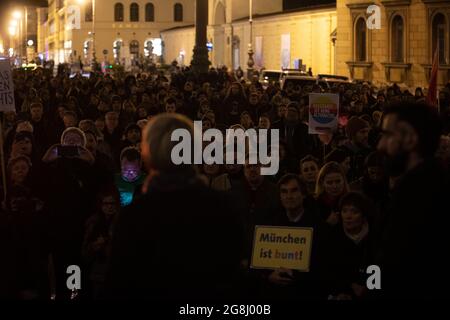 München, Deutschland. Februar 2020. Nach dem rassistischen Terroranschlag von Hanau, bei dem mindestens 11 Menschen starben, versammelten sich Tausende in München, um ihre Solidarität und ihren Protest gegen Faschismus, Antisemitismus, Rassismus und andere Formen der Diskriminierung zu demonstrieren. Die Kundgebung wurde von der kurdischen Gemeinde München am 20.2.2020 in München organisiert. (Foto: Alexander Pohl/Sipa USA) Quelle: SIPA USA/Alamy Live News Stockfoto