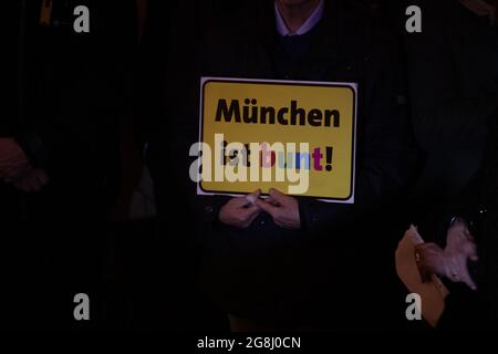 München, Deutschland. Februar 2020. Zeichen der Organisation München ist bunt - München ist bunt. Nach dem rassistischen Terroranschlag von Hanau, bei dem mindestens 11 Menschen starben, versammelten sich Tausende in München, um ihre Solidarität und ihren Protest gegen Faschismus, Antisemitismus, Rassismus und andere Formen der Diskriminierung zu demonstrieren. Die Kundgebung wurde von der kurdischen Gemeinde München am 20.2.2020 in München organisiert. (Foto: Alexander Pohl/Sipa USA) Quelle: SIPA USA/Alamy Live News Stockfoto