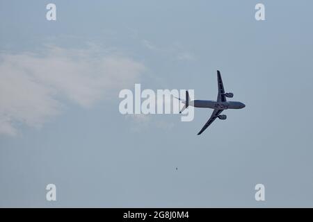 Schukowski, Russland. Juli 2021. Die Luftfahrt macht eine Demonstration, während der Arbeit des XV International Aviation and Space Salon MAKS-2021, die vom Präsidenten der Russischen Föderation, Wladimir Putin eröffnet wurde. MAKS (International Air and Space Salon) ist eine alle zwei Jahre stattfindende internationale Luftfahrtausstellung auf dem Zhukovsky International Airport und ein traditioneller Marktplatz für die russische Verteidigungs- und kommerzielle Luft- und Raumfahrtindustrie. (Foto von Mihail Siergiejevicz/SOPA IMAG/Sipa USA) Quelle: SIPA USA/Alamy Live News Stockfoto