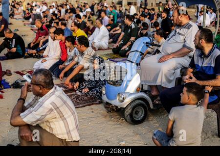 Gaza, Palästina. Juli 2021. Palästinensische Muslime beten auf einem Platz, am ersten Tag von Eid al-Adha, der von Muslimen auf der ganzen Welt gefeiert wird, und am Ende der jährlichen Wallfahrt in die heilige Stadt Saudi-Arabiens in Mekka, in Erinnerung an Abrahams Bereitschaft, seinen Sohn Gott zu opfern. Kredit: SOPA Images Limited/Alamy Live Nachrichten Stockfoto