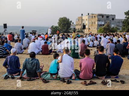 Gaza, Palästina. Juli 2021. Palästinensische Muslime beten auf einem Platz, am ersten Tag von Eid al-Adha, der von Muslimen auf der ganzen Welt gefeiert wird, und am Ende der jährlichen Wallfahrt in die heilige Stadt Saudi-Arabiens in Mekka, in Erinnerung an Abrahams Bereitschaft, seinen Sohn Gott zu opfern. Kredit: SOPA Images Limited/Alamy Live Nachrichten Stockfoto