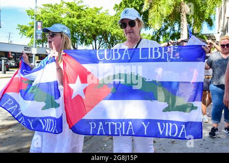 Miami, Usa. Juli 2021. Ein Protestler, der mit einer kubanischen Flagge bei einer Demonstration für die kubanische Freiheit in La Peque'a Habana marschierte. Kredit: SOPA Images Limited/Alamy Live Nachrichten Stockfoto