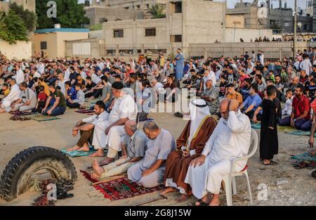 Gaza, Palästina. Juli 2021. Palästinensische Muslime beten auf einem Platz, am ersten Tag von Eid al-Adha, der von Muslimen auf der ganzen Welt gefeiert wird, und am Ende der jährlichen Wallfahrt in die heilige Stadt Saudi-Arabiens in Mekka, in Erinnerung an Abrahams Bereitschaft, seinen Sohn Gott zu opfern. Kredit: SOPA Images Limited/Alamy Live Nachrichten Stockfoto