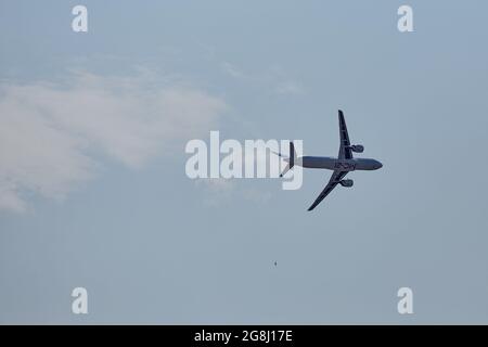 Schukowski, Russland. Juli 2021. Die Luftfahrt macht eine Demonstration, während der Arbeit des XV International Aviation and Space Salon MAKS-2021, die vom Präsidenten der Russischen Föderation, Wladimir Putin eröffnet wurde. MAKS (International Air and Space Salon) ist eine alle zwei Jahre stattfindende internationale Luftfahrtausstellung auf dem Zhukovsky International Airport und ein traditioneller Marktplatz für die russische Verteidigungs- und kommerzielle Luft- und Raumfahrtindustrie. Kredit: SOPA Images Limited/Alamy Live Nachrichten Stockfoto