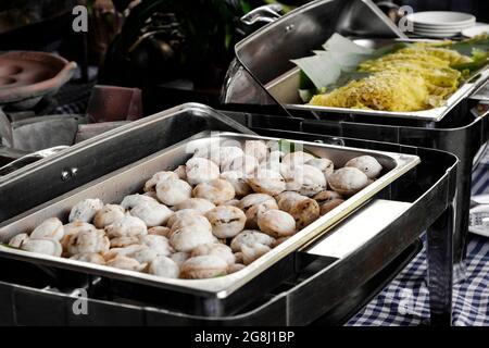 XOI Chien Phong frittierte klebrig-Reisbälle in vietnamesischem Buffetrestaurant mit wärmerem Tablett Stockfoto