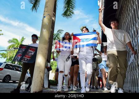 Miami, Florida, USA. Juli 2021. Studenten kubanischer Eltern marschieren mit Flaggen und Gesten während einer Demonstration für die kubanische Freiheit in La Peque'a Habana. (Bild: © Fernando Oduber/SOPA Images via ZUMA Press Wire) Stockfoto