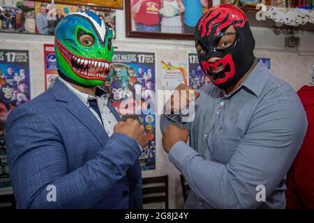 MEXIKO-STADT, MEXIKO - JULI 14: Die Wrestler Raptor und Mala Sangre bei einer Pressekonferenz zur Bewerbung eines Wrestling-Events in der Lopez Mateos Arena anlässlich des 37. Jahrestages der sportlichen Karriere der Wrestling-Legende 'Blue Demon Jr' in Taqueria Chabelo am 14. Juli 2021 in Mexiko-Stadt, Mexiko. Bild: Ricardo Flores/Eyepix Group/The Photo Access Stockfoto