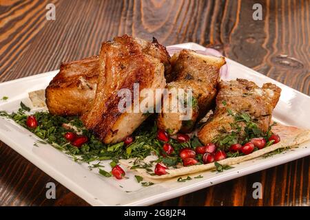 Gegrillte Schweineribs Barbeque-Schaschlik serviert Kräuter Stockfoto