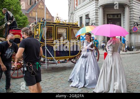 Riga, Lettland. Juli 2021. Hauptdarstellerin Dominique Devenport (2. Von rechts) steht in den Sets, die die österreichische Hauptstadt Wien zur Zeit der österreichischen Kaiserin Elisabeth von Österreich darstellen sollen. Die Serie „Sisi“ für den Streaming-Dienst TVNow wird derzeit in der lettischen Hauptstadt gedreht. (An dpa ''Sisi' Regisseur Bohse: Die Serie wird ein 'gigantisches Spektakel' sein) Quelle: Alexander Welscher/dpa/Alamy Live News Stockfoto