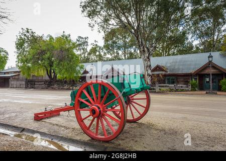 Ein einziger historischer Wagen steht auf einer unbefestigten Hauptstraße in der alten historischen Nachbaustadt Echuca am Murray River in Victoria, Australien. Stockfoto