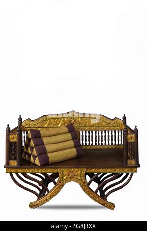Möbel, Holzstühle, Thai-Stil, isoliert auf weißem Hintergrund.in der teuren thailändischen Königsfamilie verwendet, ist es ein altes Element. Stockfoto