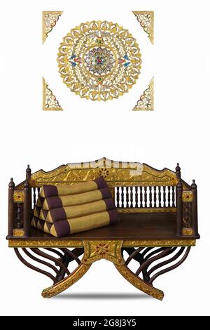 Möbel, Holzstühle, Thai-Stil, isoliert auf weißem Hintergrund.in der teuren thailändischen Königsfamilie verwendet, ist es ein altes Element. Stockfoto