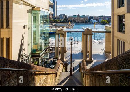 Blick auf den Circular Quay, Sydney, Australien, über eine Kolonialtreppe Stockfoto