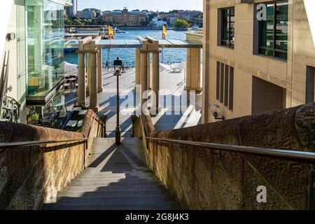 Blick auf den Circular Quay, Sydney, Australien, über eine Kolonialtreppe Stockfoto